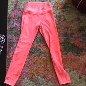 LULU LEMON PANTONE OF THE YEAR